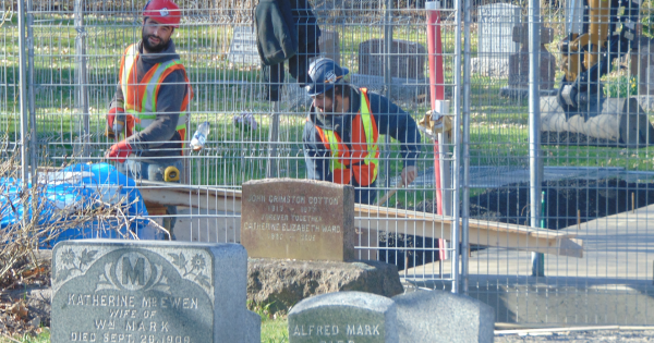 Le maire de Chambly, Denis Lavoie et son conseil municipal: Démantèlement de la tour cellulaire dans la clocher de l'Église St-Stephen