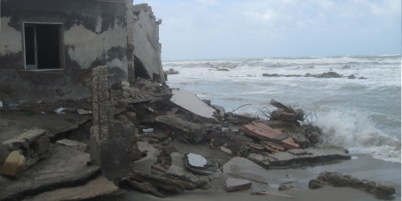 Rendere fruibile la spiaggia, interdetto l'utilizzo da ordinanza Comunale del 17 01 2011per pericolo crollo abitazioni