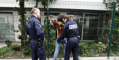 Mettre fin aux contrôles au facies