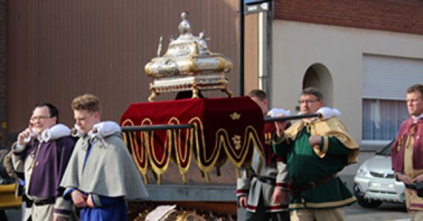 La marche de « Saint-Véron » à
Lembecq va pour la reconnaissance du patrimoine culturel.

Soutenez-nous pour protéger ce événement
historique.